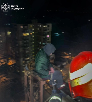 У Чорноморську з висоти 24 поверху врятували чоловіка