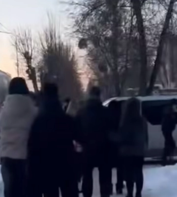 На Волині група п'яних людей заблокували службовий бус ТЦК, вибили вікно та дзеркало