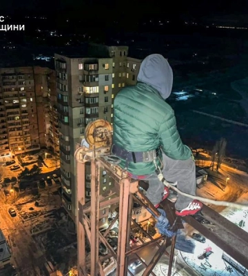У Чорноморську з висоти 24 поверху врятували чоловіка