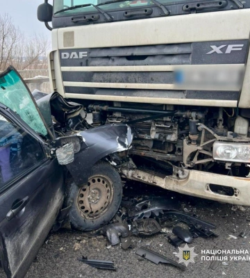 На трасі в Чугуєві легковик зіткнувся з вантажівкою: загинула жінка