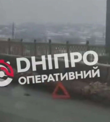 Лобовое столкновение на Старом мосту: в Днепре произошло ДТП с пострадавшим