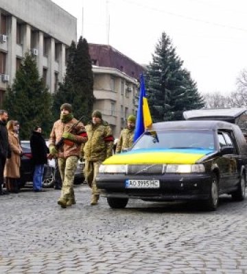Майже 2 роки вважався зниклим безвісти – в Ужгороді сьогодні попрощалися із солдатом Михайлом Королем