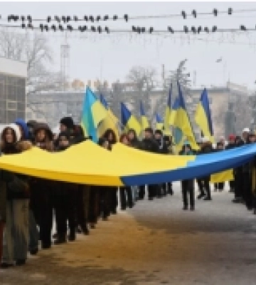 У День Соборності у Луцьку розгорнули 200-метровий прапор України. ФОТО