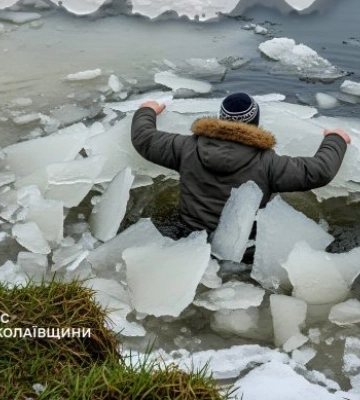 Один крок до смерті: у Миколаєві хлопці провалилися під лід посеред лиману