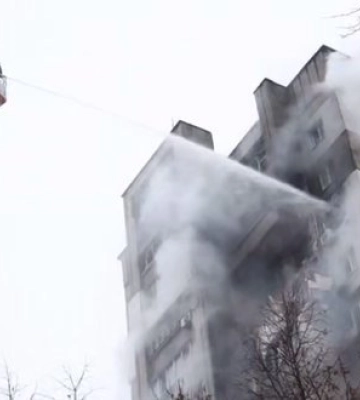 Вогонь та обірваний зв'язок: у Дніпрі витягли 16 людей з атакованого будинку