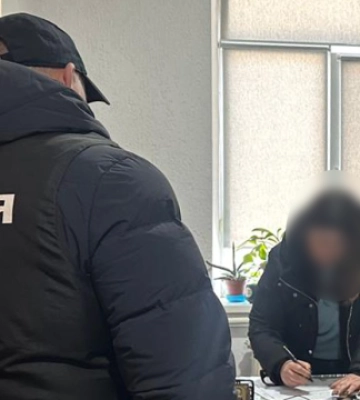 Службовицю ТЦК викрили на вимаганні грошей у матері загиблого військового