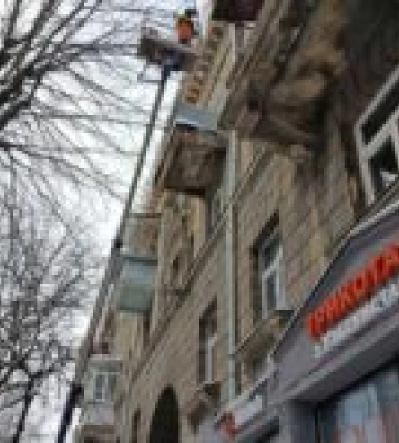 У Львові сніг з льодом травмував хлопця на вулиці Героїв УПА