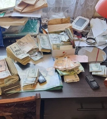 СБУ виявила понад 300 тис. доларів США під час обшуків у очільниці однієї із районних ВЛК на Дніпропетровщині