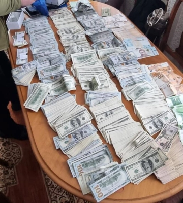 У очільниці районної ВЛК на Дніпропетровщині знайшли понад 300 тисяч доларів