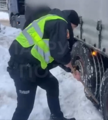 Снігова пастка: у Луцьку фура паралізувала одразу дві вулиці (відео)