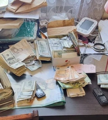 СБУ виявила понад 300 тис. доларів США під час обшуків у очільниці однієї із районних ВЛК на Дніпропетровщині