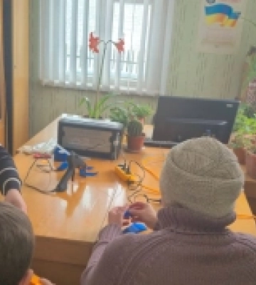 У селі на Волині до Дня Соборності  виготовляли «Квітки єднання»