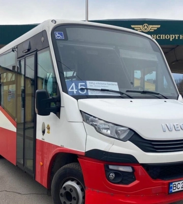 До дитячої лікарні у Львові вийшов перший низькопідлоговий автобус