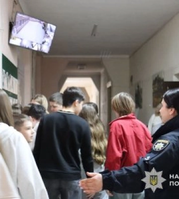 Без паніки й чітко за планом: в ужгородському ліцеї провели навчальну евакуацію для школярів (відео)