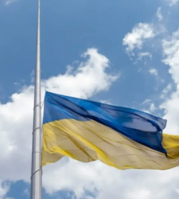 У Києві приспущено головний прапор України: причина