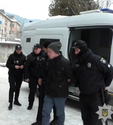 У Славську 22-річний хлопець зарізав співмешканку та намагався вбити сусіда