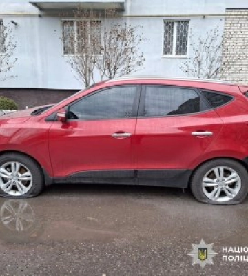 У Миколаєві 60-річний чоловік порізав шини на 19 автівках у мікрорайоні Намив — поліція оголосила йому підозру