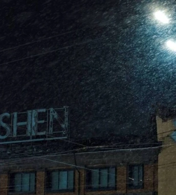 У Києві постраждала фабрика Roshen через нічний обстріл (фото, відео)
