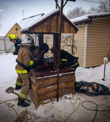 Вісім метрів холоду: на Київщині чоловіка витягли з криниці (ФОТО)