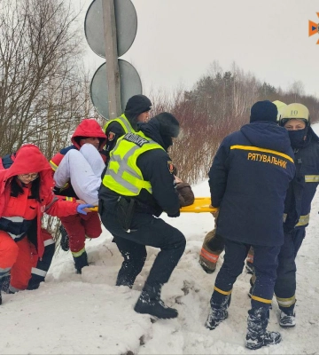 На Волині автомобіль з’їхав у кювет та перекинувся: деблокували пасажирку