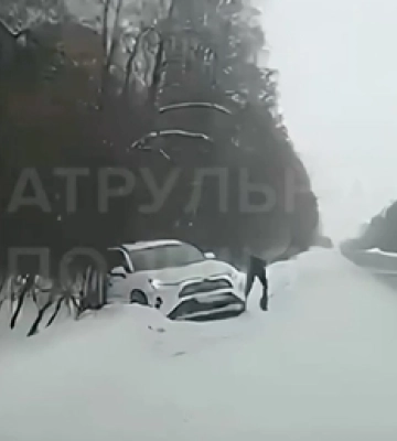На Волині автомобіль з’їхав у кювет та перекинувся: деблокували пасажирку