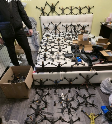 Вдома знайшли понад пів тисячі дронів. На Донеччині викрили військового, який продав ПЗРК та намагався збути кулемети