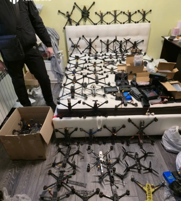 Вдома знайшли понад пів тисячі дронів. На Донеччині викрили військового, який продав ПЗРК та намагався збути кулемети