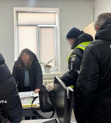 Посадовицю ТЦК на Вінниччині підозрюють у вимаганні $5 тисяч у матері загиблого військового