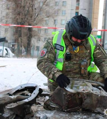 Лежала между домов и неподалеку АЗС: в Киеве убрали с улицы боевую часть ракеты
