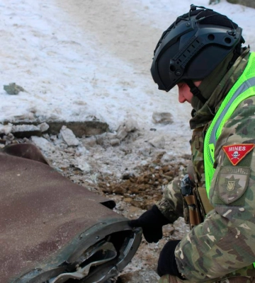 Вибухотехніки поліції Києва знешкодили нездетоновану бойову частину балістичної ракети. ВІДЕО