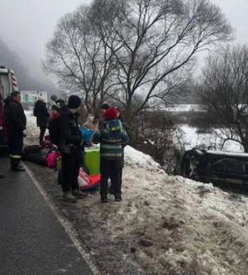 Ехали в горы на отдых: на Закарпатье автобус с детьми вылетел с трассы и перевернулся