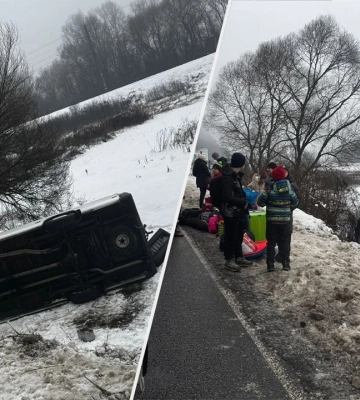 Їхали з Києва в Карпати на відпочинок: на Закарпатті через ожеледицю перекинувся мікроавтобус з дітьми, є травмовані