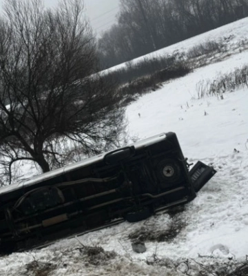 Їхали на відпочинок: на Закарпатті автобус з дітьми злетів з траси та перекинувся, є постраждалі
