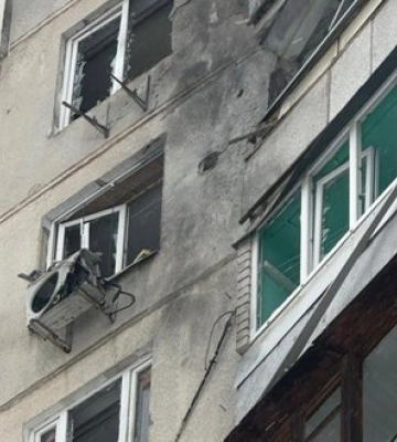Росіяни поцілили по багатоповерхівці в Харкові: поранено жінку. ФОТОрепортаж