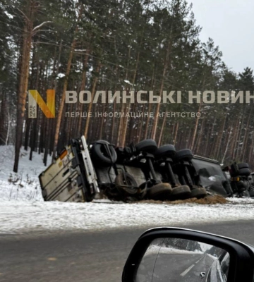 На волинській трасі фура злетіла в кювет і перекинулася
