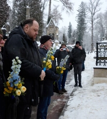 Стефанчук показав, який вигляд має могила Парубія