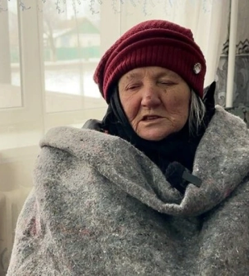 Із Добропілля евакуювали жінку, яка три тижні прожила у холодній хаті без їжі та води