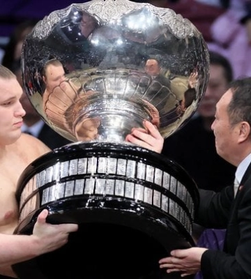 Українець шокував Японію: Явгусишин вдруге поспіль виграв Кубок Імператора з сумо