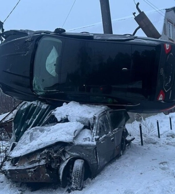 Под Харьковом автомобиль из-за непогоды забросило на крышу другого авто 