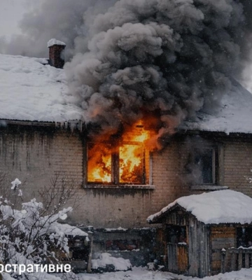 У Вараському районі під час пожежі в житловому будинку врятували двох чоловіків