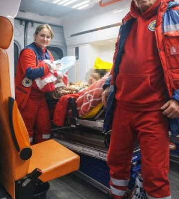 Диво в засніжених горах: на Закарпатті медики прийняли пологи просто в авто «екстренки»