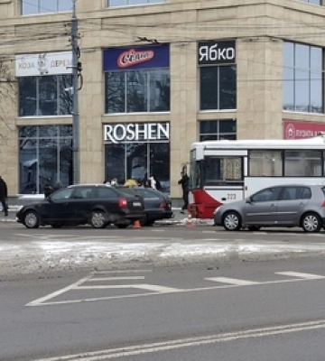 У центрі Луцька «рогатий» протаранив автівку: подробиці