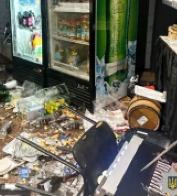 У Рівному затримали чоловіка, який розтрощив вітрини кафе та побив працівницю