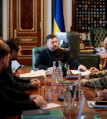 "Сложные политические вопросы все еще не решены". Зеленский встретился с делегацией после Абу-Даби