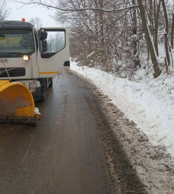 Служба місцевих автомобільних доріг у Закарпатській області продовжує чистити дороги у десятках громад