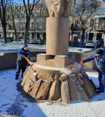 Одеські комунальники проводять обслуговування фонтанів