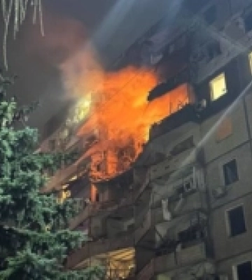 У Кривому Розі російський дрон влучив у багатоповерхівку, там вирує пожежа