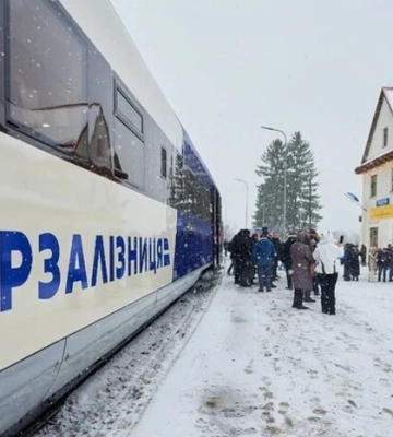 Затримки до восьми годин. «Укрзалізниця» повідомила, які потяги запізнюються через негоду