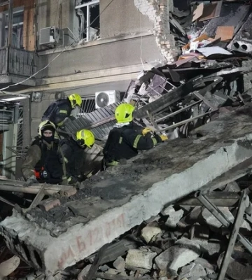 Под завалами могут находиться люди. Спасатели показали последствия ночного удара российских оккупантов по Одессе