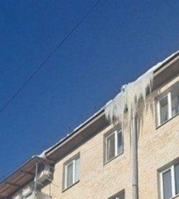 У центрі Луцька скаржаться на бурульки
